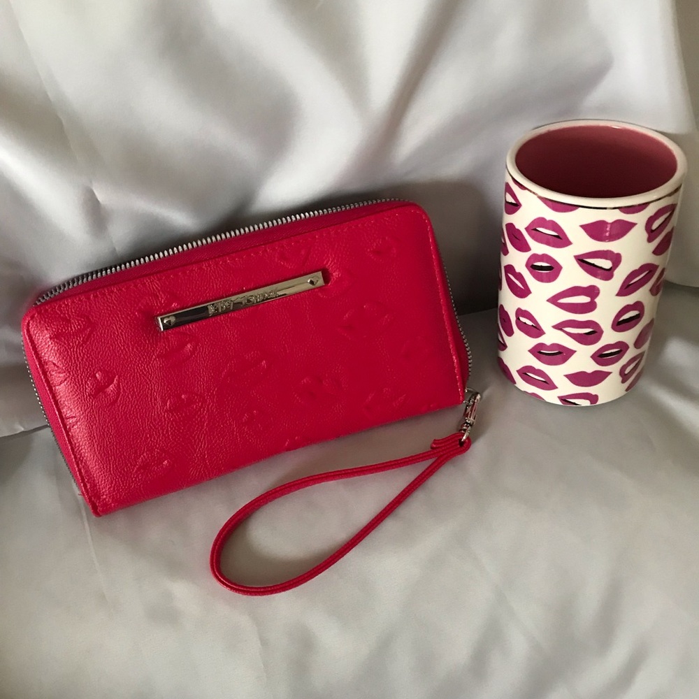 Betsey Johnson wallet/clutch w/strap, lip print exterior. NWOT. $18.